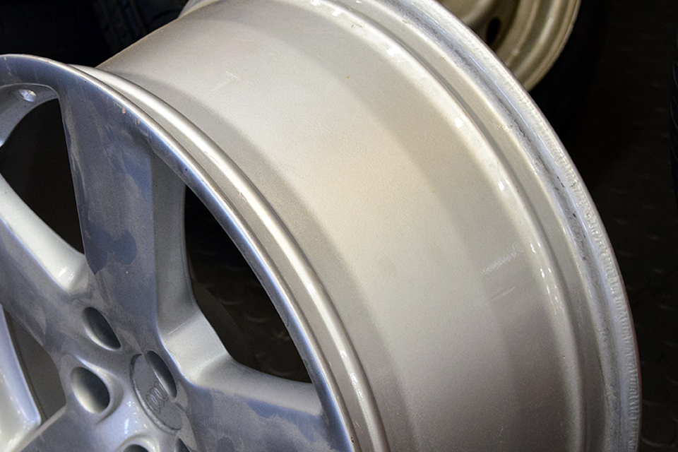 A wheel rim showing the grooves where the tyre bead should be seated correctly