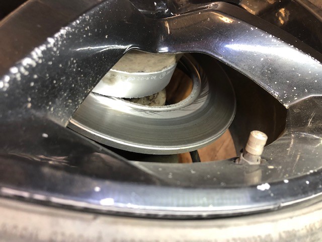 A photo showing a brake disc that's quite obviously detached from a wheel.